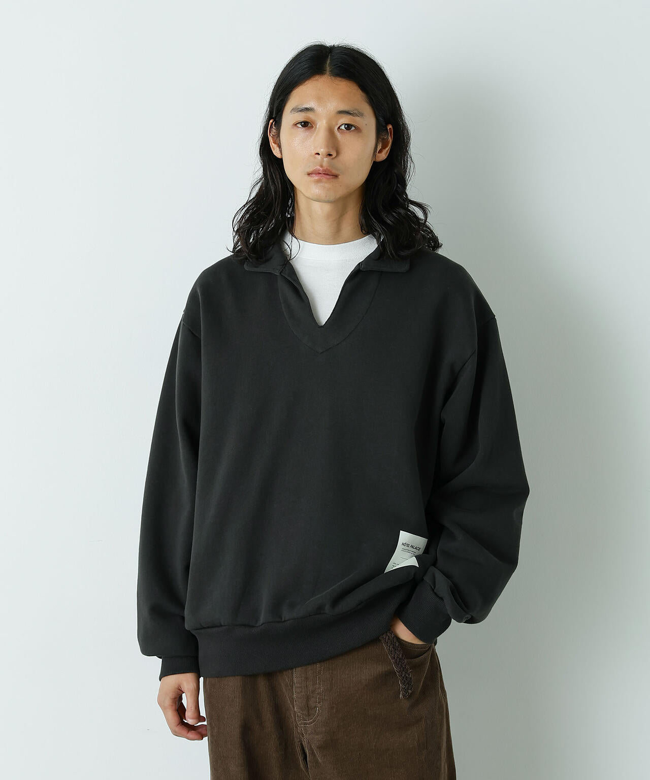 開き襟のセーターを着る